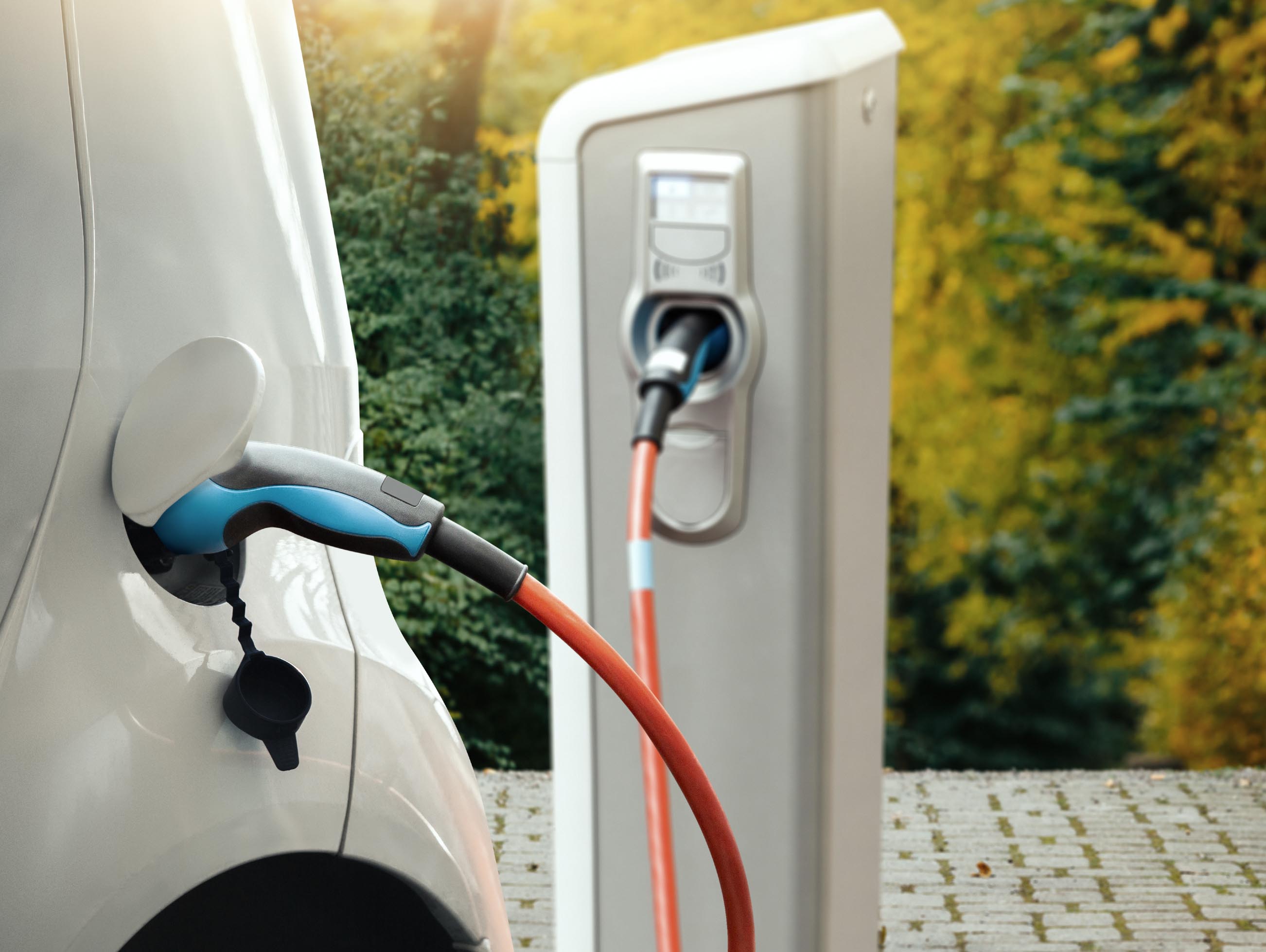 Ein E-Auto lässt sich besonders gut mit eigenem Solarstrom laden Solarstrom E-Auto